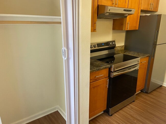 Building Photo - Townhouse Condo 2 BD / 1.5 BA