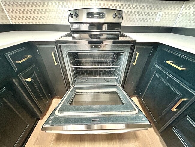 Building Photo - Well appointed 2 bed, 2.5 bath Townhouse