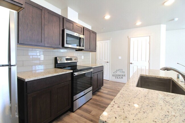 Building Photo - 3 Bedroom, 2.5 Bath Townhome in Kennewick