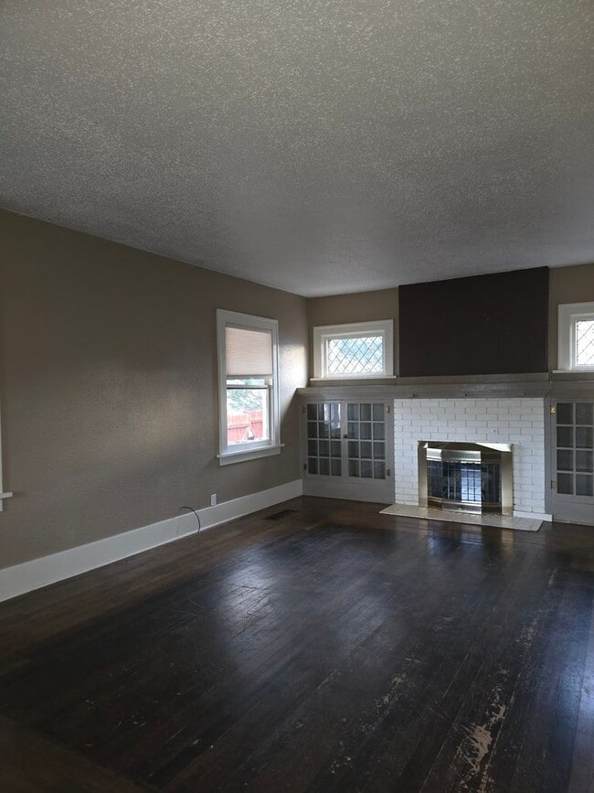 Building Photo - Big Tree Charmer 2 bed 1 bath.