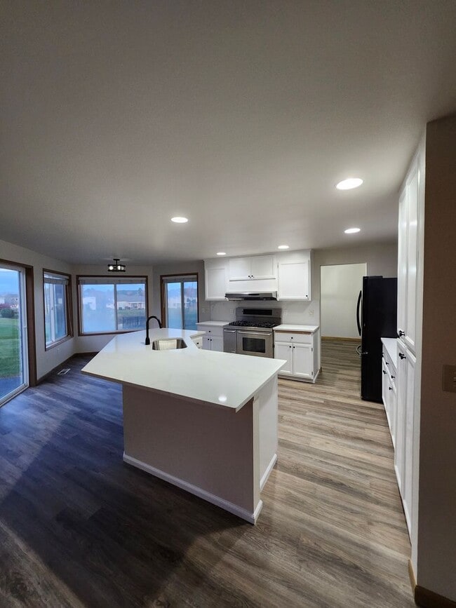Building Photo - Brand New Updates! 4-Bedroom, 2.5-Bath plu...