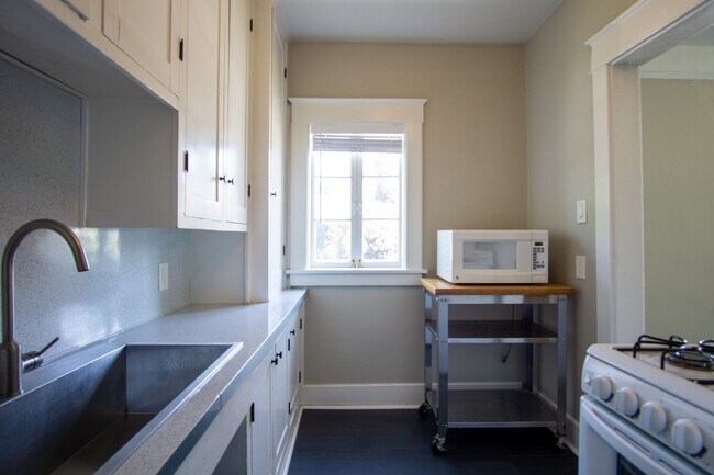 Building Photo - ONE MONTH FREE: St. Johns Cool-Contemporary Studio Ready Now!