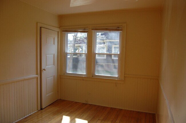 Building Photo - AVAILABLE AUGUST 1, 2026 - Charming 1st. F...