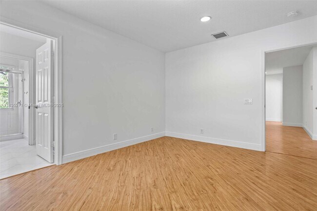 Building Photo - 926 Marina Dr