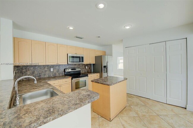Building Photo - 1127 SW 104th Way