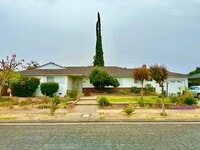 Building Photo - Spacious North Fresno 4/3 with Pool