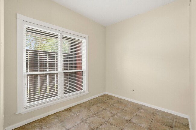 Building Photo - 2025 Augusta Dr
