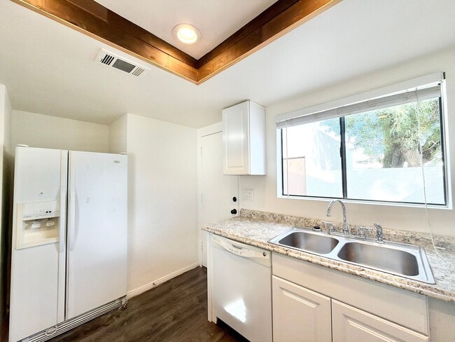 Building Photo - AVAILABLE NOW!! 2 Bedroom 2 Bathroom Condo in Rancho Mirage!