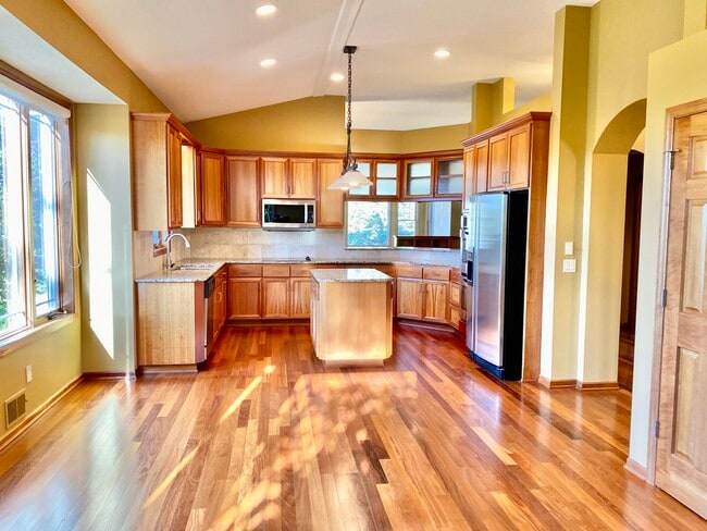 Building Photo - 3844 Linden Dr E