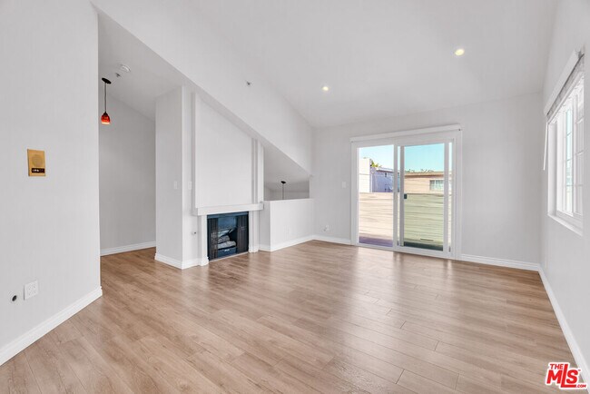 Building Photo - 119 E Beach Ave