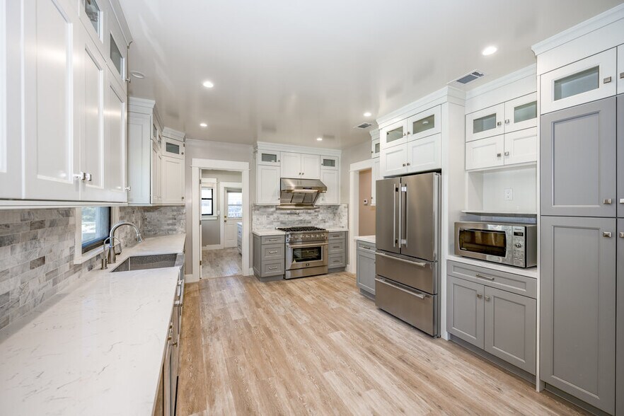 Building Photo - 494 S Marengo Ave