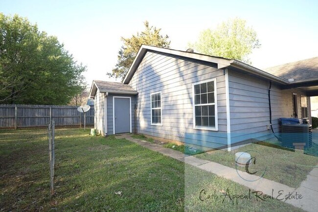Building Photo - 3 bed / 2 bath home with fireplace - Valley View!!