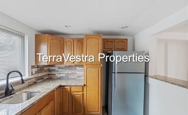 Building Photo - 2 Bed Single Family in Gloucester City! El...