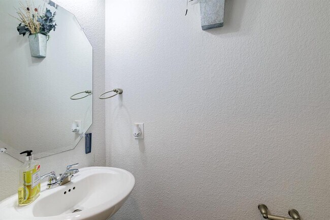 Building Photo - 1913 Equine Rd