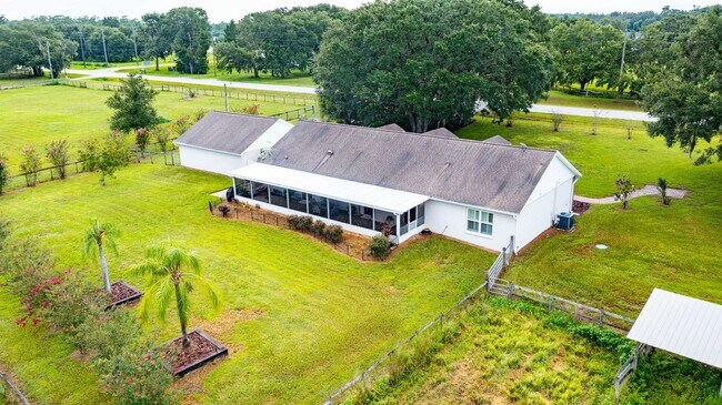 Building Photo - Country living close to everything - 3 bed, 3.5 bath, on an acre