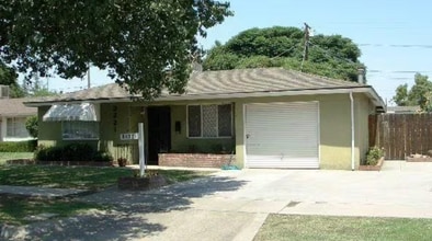 Building Photo - 3 Bed · 2 Bath · Huge Yard · Great Central Location!