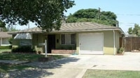 Building Photo - 3 Bed · 2 Bath · Huge Yard · Great Central Location!