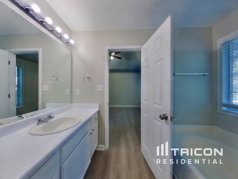 Building Photo - 520 Sarah's Ln