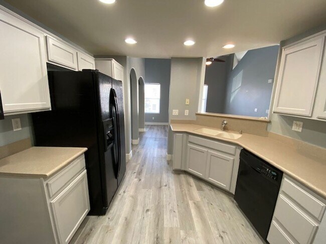Building Photo - Gorgeous 3 level townhouse with a garage