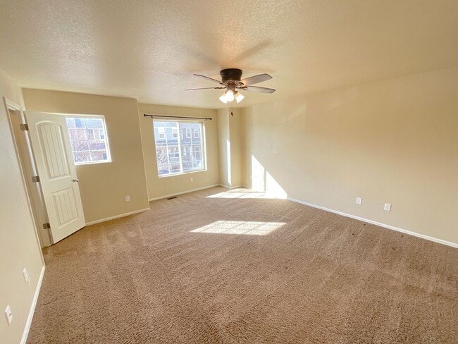 Building Photo - 3 Bedroom Townhome Available Near S Union Blvd & Monterey Rd!