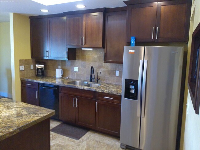 Building Photo - Charming Golf Course Condo for Rent – Residential Estates