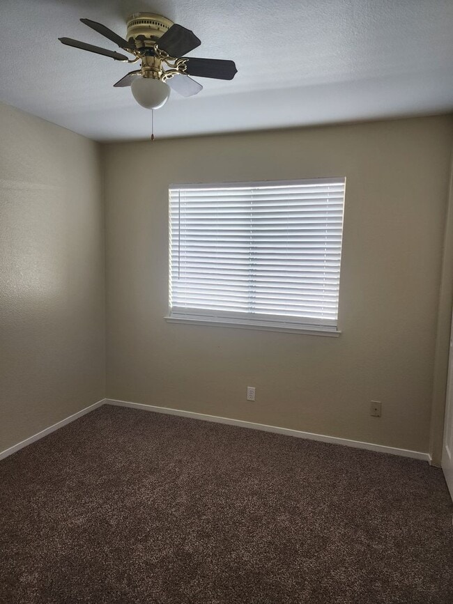 Building Photo - 3 Bedroom 2 Bath in HOA Community with Com...