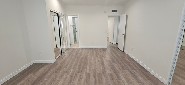 Building Photo - Beautifully Renovated Townhouse with Moder...