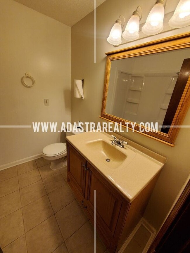 Building Photo - Very Nice Home in South KCMO-Available NOW!!