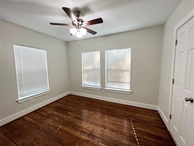 Building Photo - Adorable 2/1/1 Craftsman Bungalow in Angle...