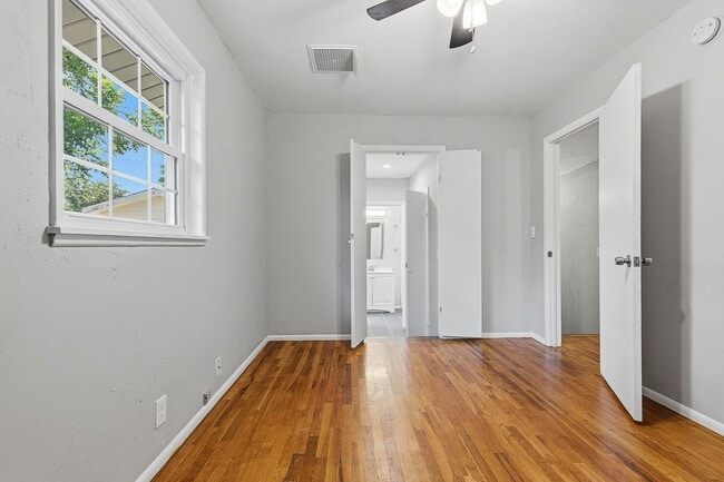 Building Photo - 3 Bedroom 2 Bath Conveniently Located House!