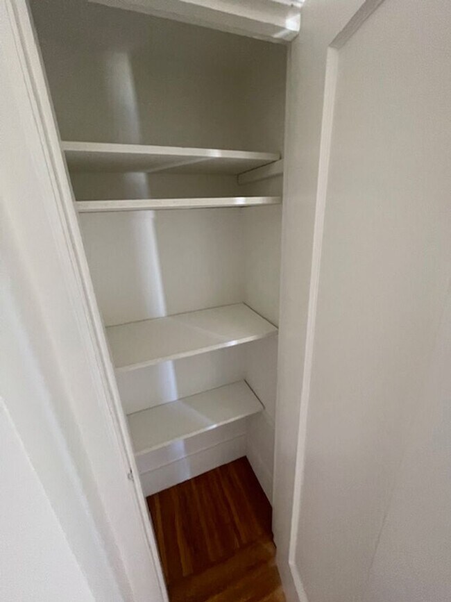 Building Photo - Great House in Oakland! 2 Beds, 1 Bath