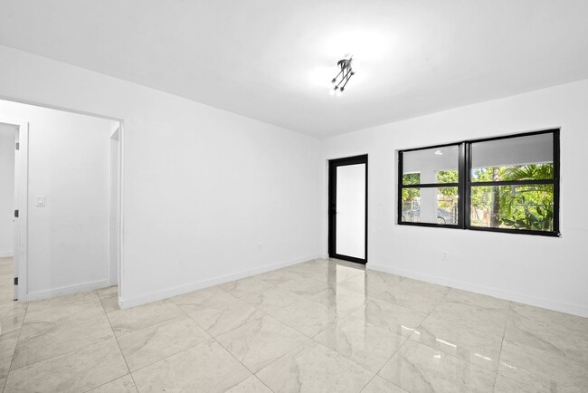 Building Photo - Newly renovated 2 Bed 1 Bath Duplex