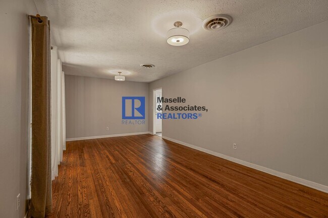 Building Photo - 3 Bed/2 Bath Home In Huntington Park