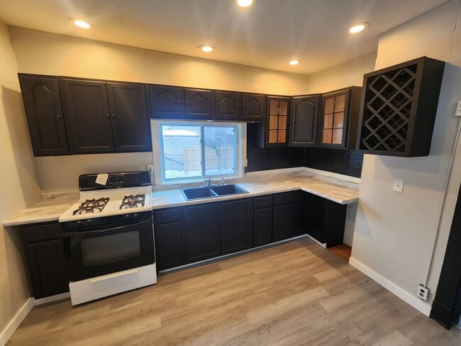 Building Photo - Charming 4-Bedroom Property in Prime Location