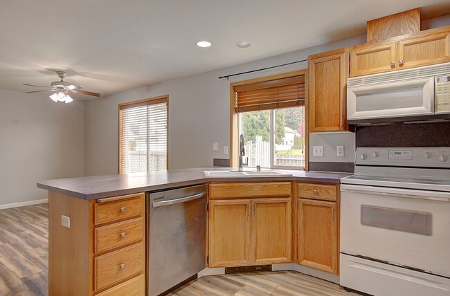 Building Photo - Welcome to this charming 2 bedroom, 2 bath...