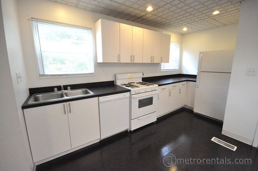 kitchen - 2179 Summit St