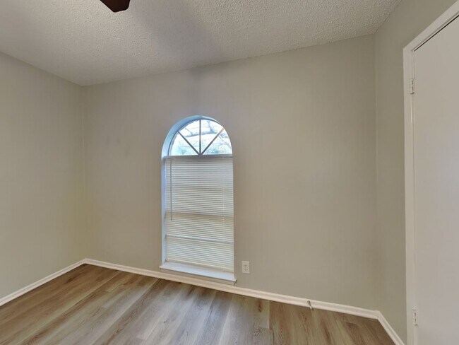 Building Photo - Charming 3-Bed, 2-Bath Home in Burleson with Garage Parking