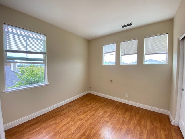 Building Photo - 3 Bedroom Home in SW Santa Rosa