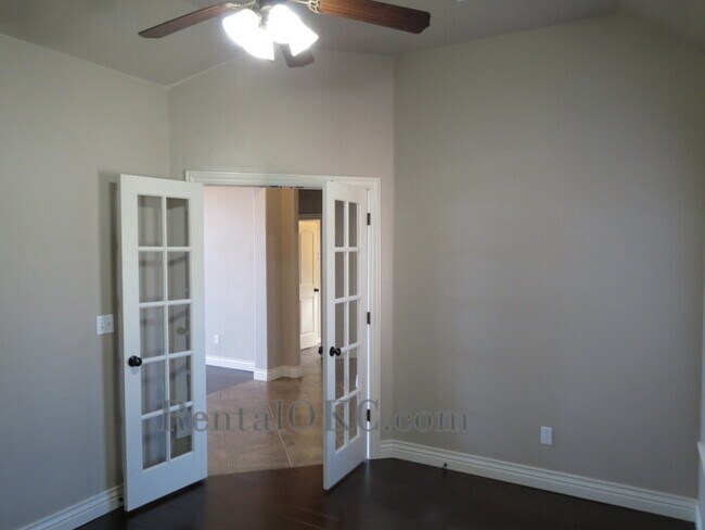 Building Photo - Stunning 3 Bed/2 Bath with office with bea...