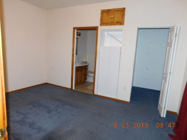 Building Photo - Large Single Family Home