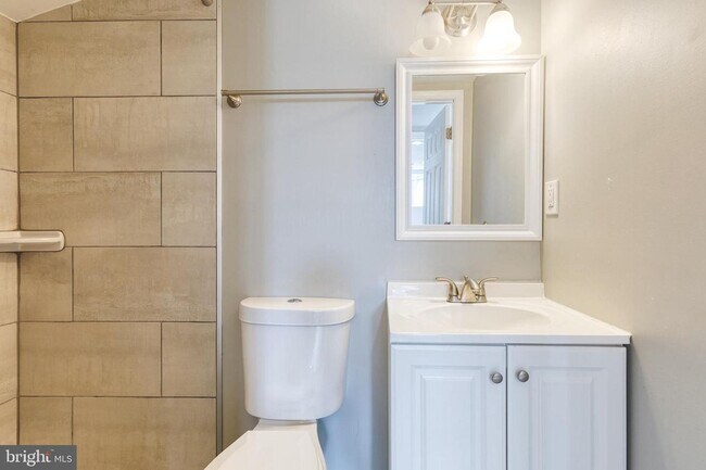 Building Photo - Welcome to this beautifully renovated 4bd 2bth end-of-group townhome in Baltimore!