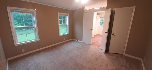 Building Photo - 261 Romance Rd