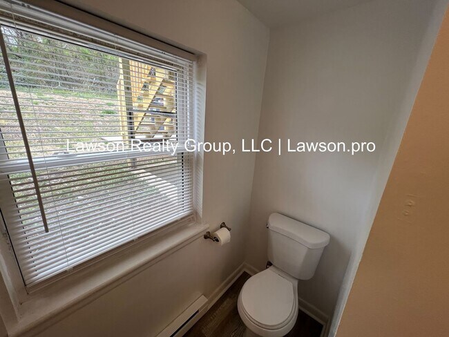 Building Photo - Suburban 743-745