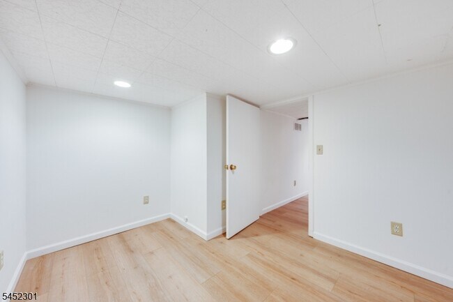 Building Photo - 275 E Mt Pleasant Ave