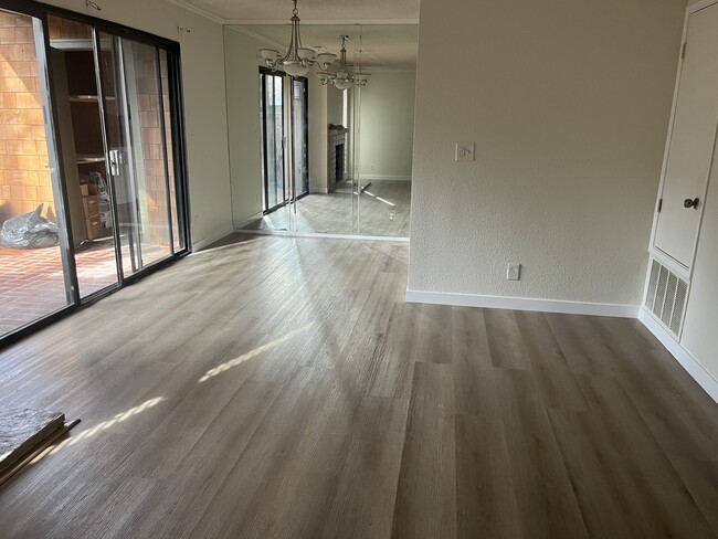 Building Photo - 1001 La Terrace Cir