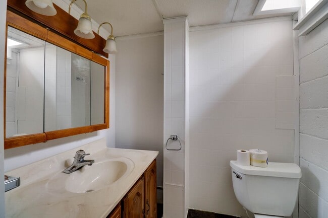 Building Photo - 2 bedroom 2 bath brick ranch