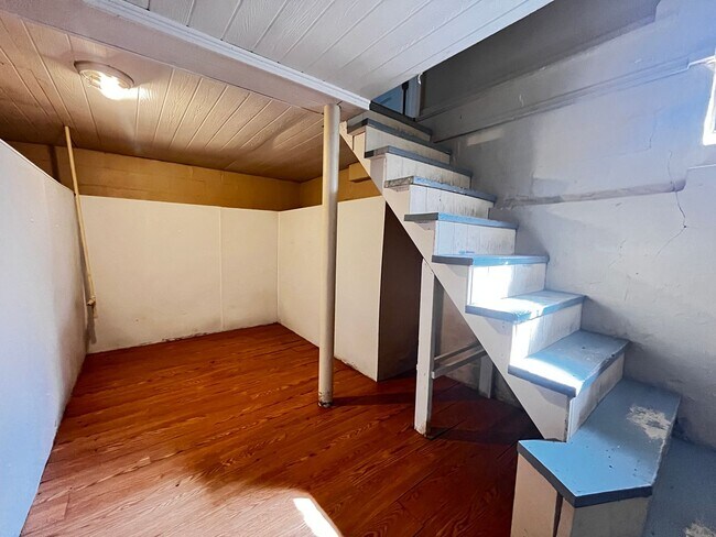 Building Photo - 2 Bedroom Home Dixie High Way