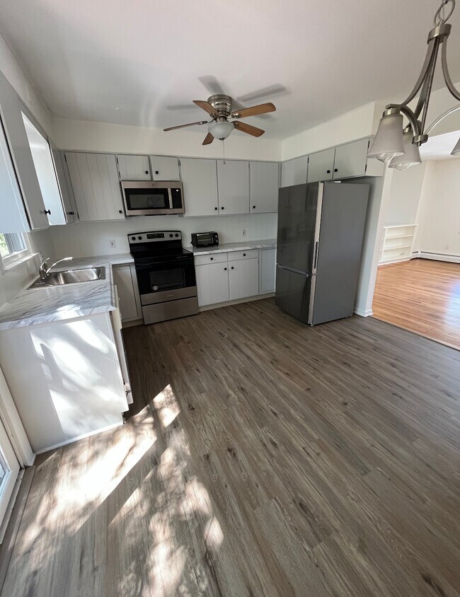 Kitchen - 3 Laur-Lin-Dee Ln