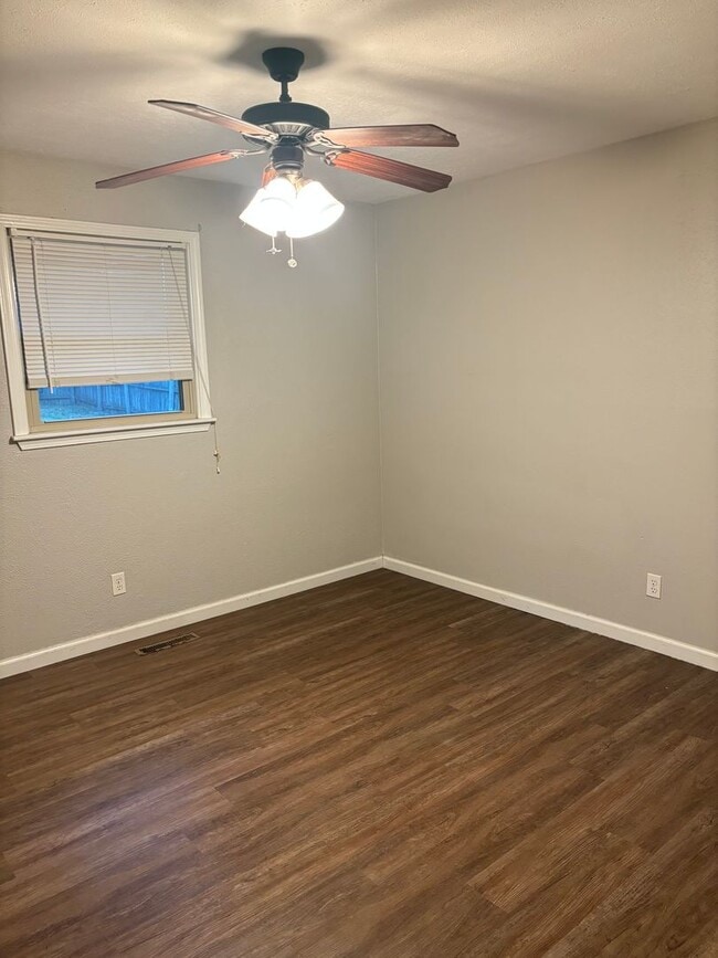 Building Photo - 3-Bedroom Home with Fully Fenced Backyard
