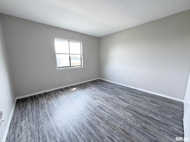 Building Photo - 2700 W Forrest Hill Ave
